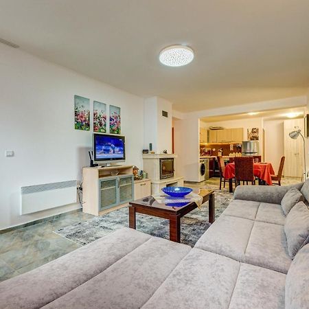 Bright And Spacious 2-Bdr Apartment With Balcony By Flat Mаnager Pamporovo Exteriör bild
